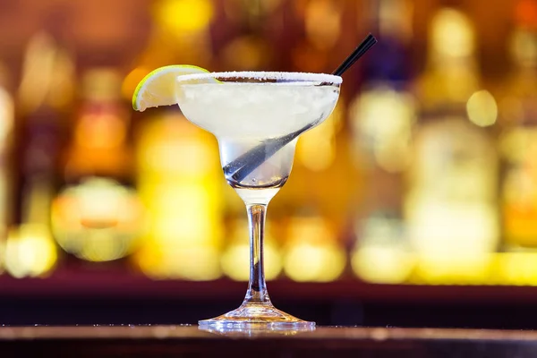 Margarita cocktail in een glas op een achtergrond van felle lichten. — Stockfoto