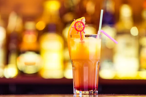 Fris oranje cocktail aan de bar. Alcoholische drank (dicht) — Stockfoto