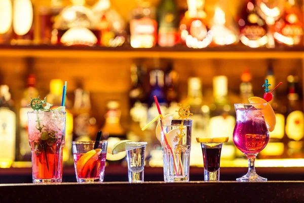 Set cocktails aan de bar — Stockfoto