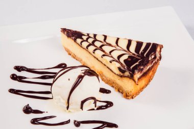 tatlı dondurma çikolatalı kek üzerine beyaz plaka üzerinde bir ışık backg