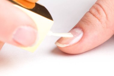 Manikür ustası müşteri çivi açık cila ile spar kapaklar