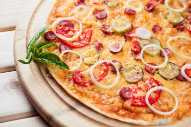 Ahşap arka plan üzerinde çeşitli Pizza