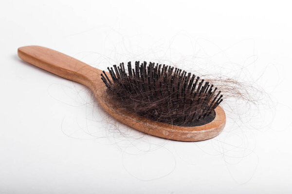 The precipitated hair entangled in the comb