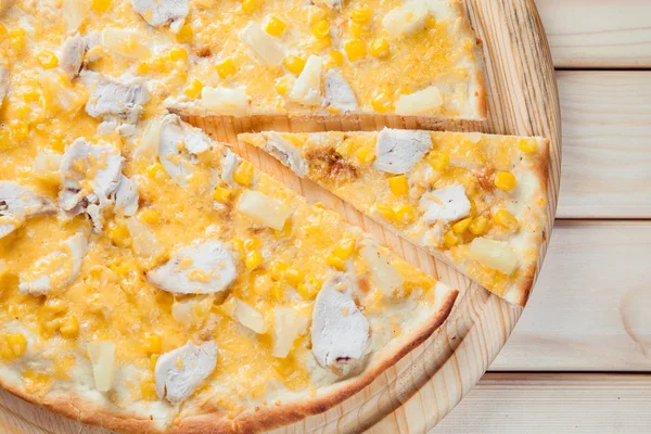 Ananas ahşap arka plan üzerinde pizza