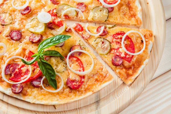 Ahşap arka plan üzerinde çeşitli Pizza