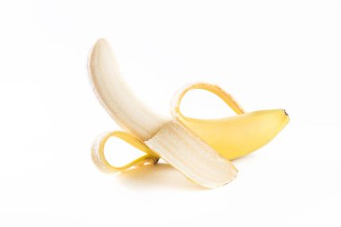 Beyaz arkaplanda soyulmuş muz