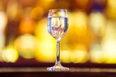 bir arka plan parlak ışıkların çubuğunda votka Shot. 