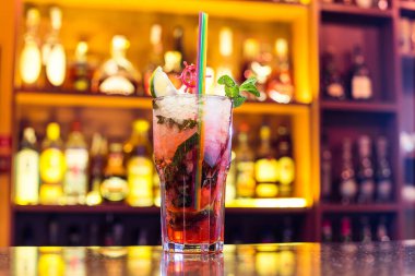 Bir backgrou üzerinde bir bardak çilek likörü ile kokteyl Mojito