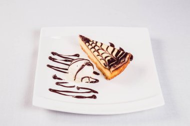 tatlı dondurma çikolatalı kek üzerine beyaz plaka üzerinde bir ışık backg