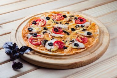 Pizza üzerinde ahşap arka plan Üstten Görünüm