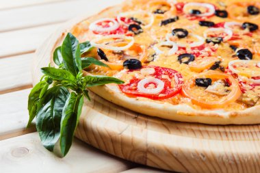 Ahşap arka plan üzerinde çeşitli Pizza