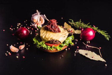 Açık burger siyah bir arka plan ile doldurulmuş