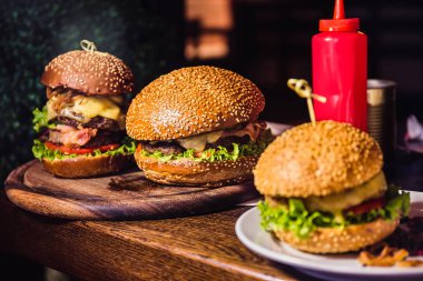 Ketçap şişesi tablo üç sulu ve lezzetli burger