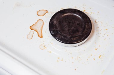 Leke ve yağ ile kirli tabak