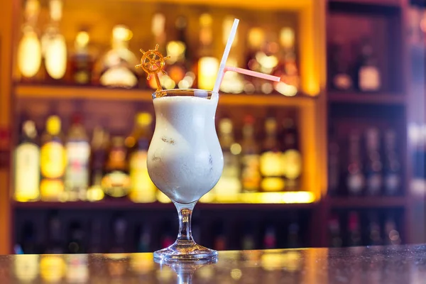 Pina colada zomer cocktail aan de bar. Alcoholische drank (CLO 's — Stockfoto