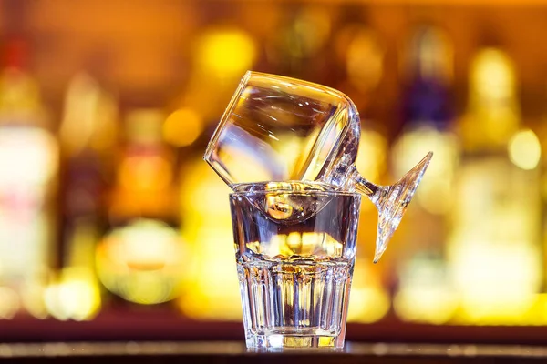 Sambuca cocktail aan de bar (dicht). Achter de heldere gele ba — Stockfoto