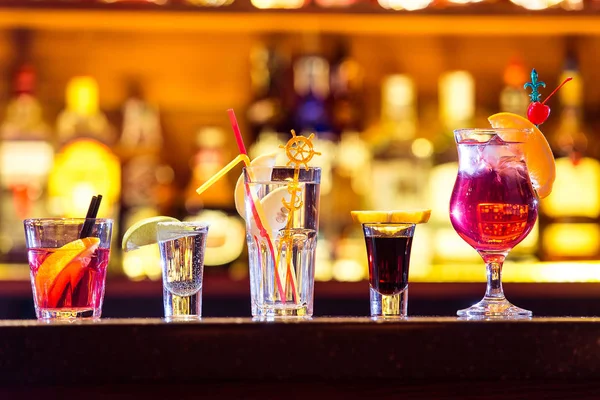 Set cocktails aan de bar — Stockfoto