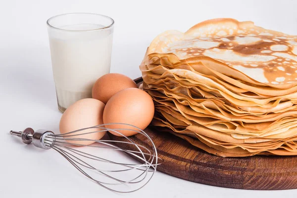 Pancake tipis di stand kayu bundar dengan kocokan dan bahan — Stok Foto