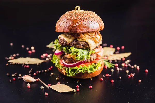 Lezzetli sulu doldurma büyük burger