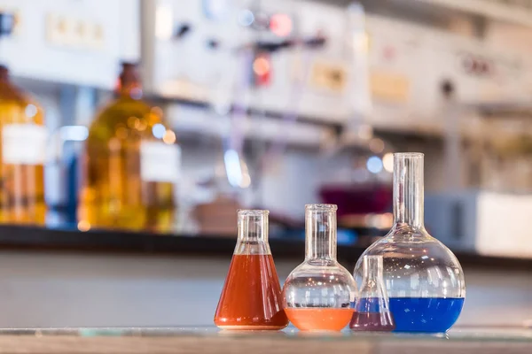 Beaker con líquido colorido en el laboratorio — Foto de Stock