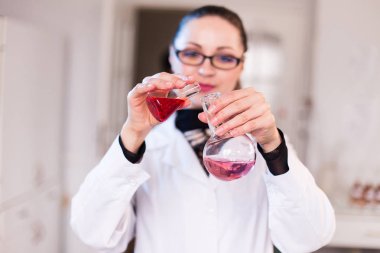 Genç kadın bilim bir örnek çözüm alır