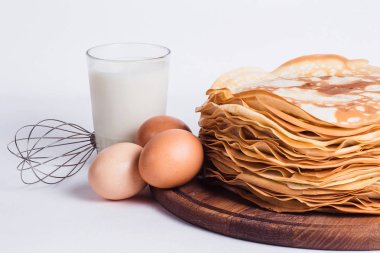 Bir yuvarlak ahşap stand ingredien bir çırpma teli ile ince krep