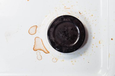 Leke ve yağ ile kirli tabak