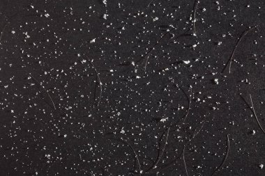 Kepek ve siyah bir arka plan üzerinde kayıp saç yağmuruna