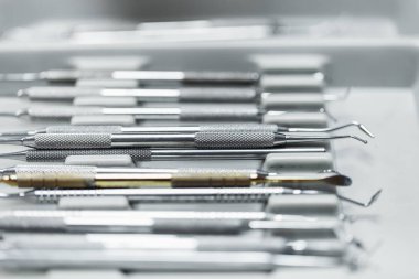 Metal diş hekimi araçları