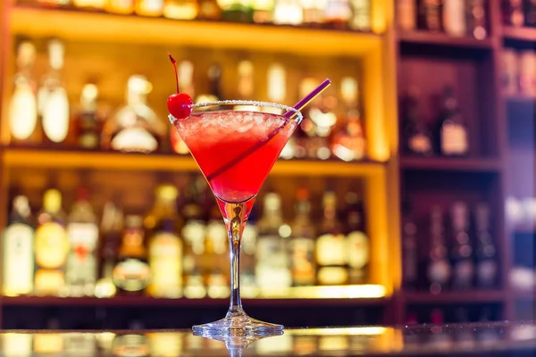 Kosmopolitische cocktail aan de bar — Stockfoto