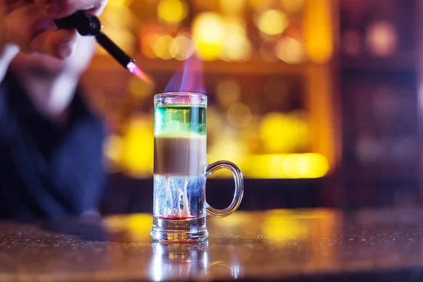 Hiroshima cocktail. Bartendern antänder tändaren på baren — Stockfoto