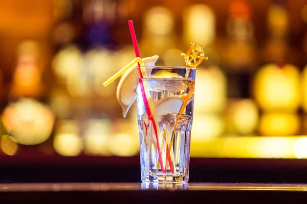 Gin tonic cocktail aan de bar. Alcoholische drank (dicht) — Stockfoto