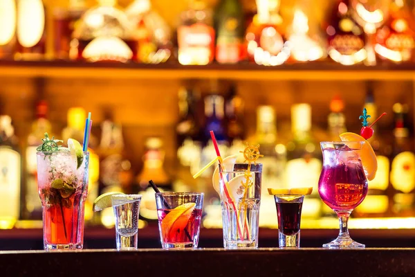 Set cocktails aan de bar — Stockfoto