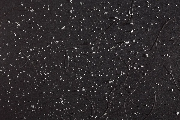 Kepek ve siyah bir arka plan üzerinde kayıp saç yağmuruna