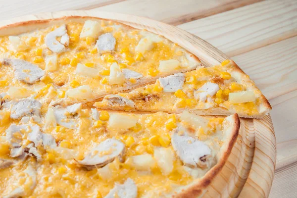 Ananas ahşap arka plan üzerinde pizza
