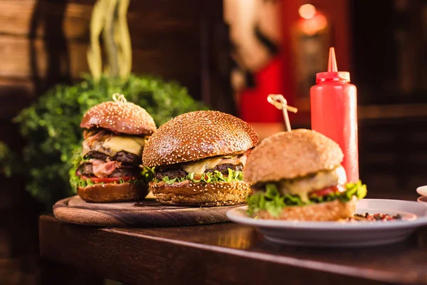 Ketçap şişesi tablo üç sulu ve lezzetli burger