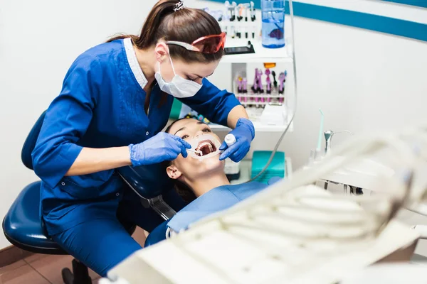 Dentista sosteniendo procedimiento de blanqueamiento dental —  Fotos de Stock