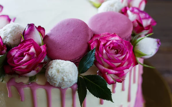 Белый торт с розой на деревянном фоне — стоковое фото