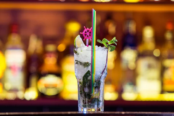 Cocktail Mojito dans un verre sur fond de lumières vives. L ' — Photo