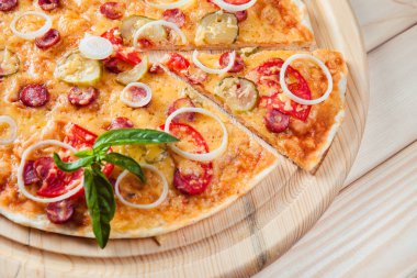 Ahşap arka plan üzerinde çeşitli Pizza