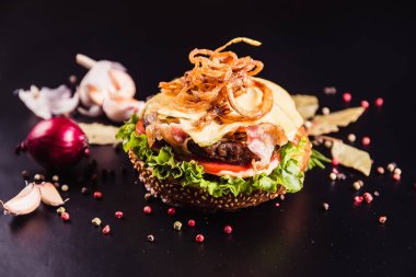 Açık burger siyah bir arka plan ile doldurulmuş