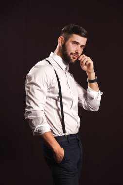 Bir sakallı genç yakışıklı kaslı adam siyah arkasında poz