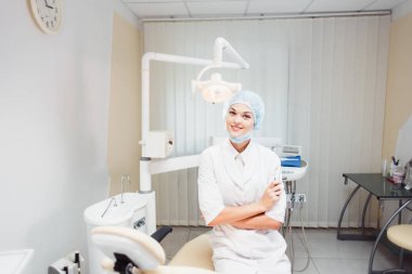 Genç kadın bir dişçi ofisinde doktor poz