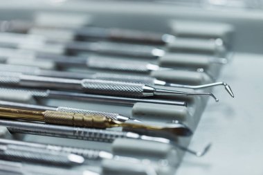 Metal diş hekimi araçları