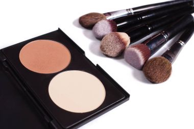 Bir ışık ve karanlık bir toz Beyaz ba üzerinde makyaj için fırçalar