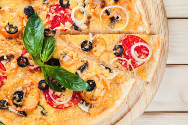 Ahşap arka plan üzerinde çeşitli Pizza