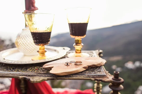 Two glasses of wine on a background of mountains — Stock Photo, Image