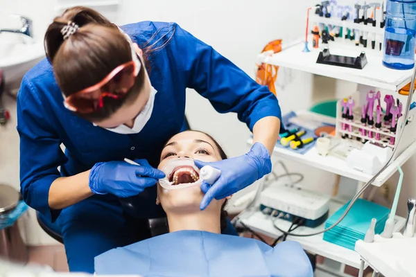 Dentista sosteniendo procedimiento de blanqueamiento dental — Foto de Stock