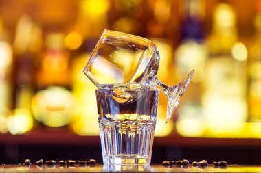 Sambuca barda kokteyl (Kapat). Parlak sarı ba