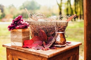 Sonbaharda Park düğün töreni için dekorasyon